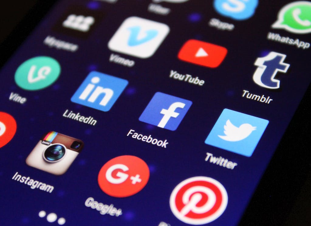 Photo par Pixabay Close-up of a smartphone screen showing various social media app icons such as Facebook and Twitter.